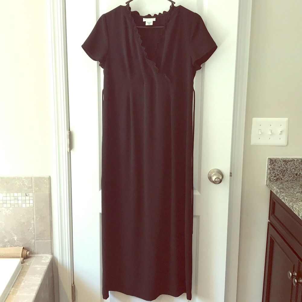 Black short-sleeve maternity dress